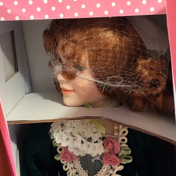 NIB Paradise Galleries Porcelain Doll Ivy - Picture 11 of 16